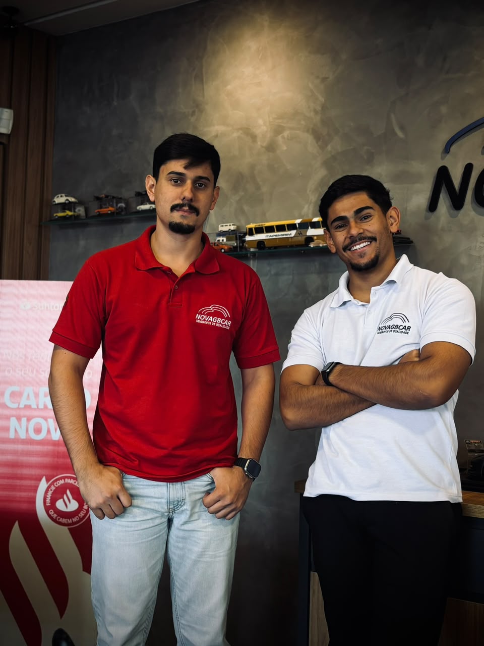 Dois colaboradores usando camisas polo vermelha e branca personalizadas da empresa NovagBcar